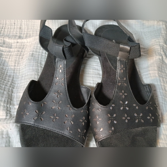 Woman's 11W fawn cloudwalkers sandals in great shape. Soles look brand new. - Picture 4 of 9